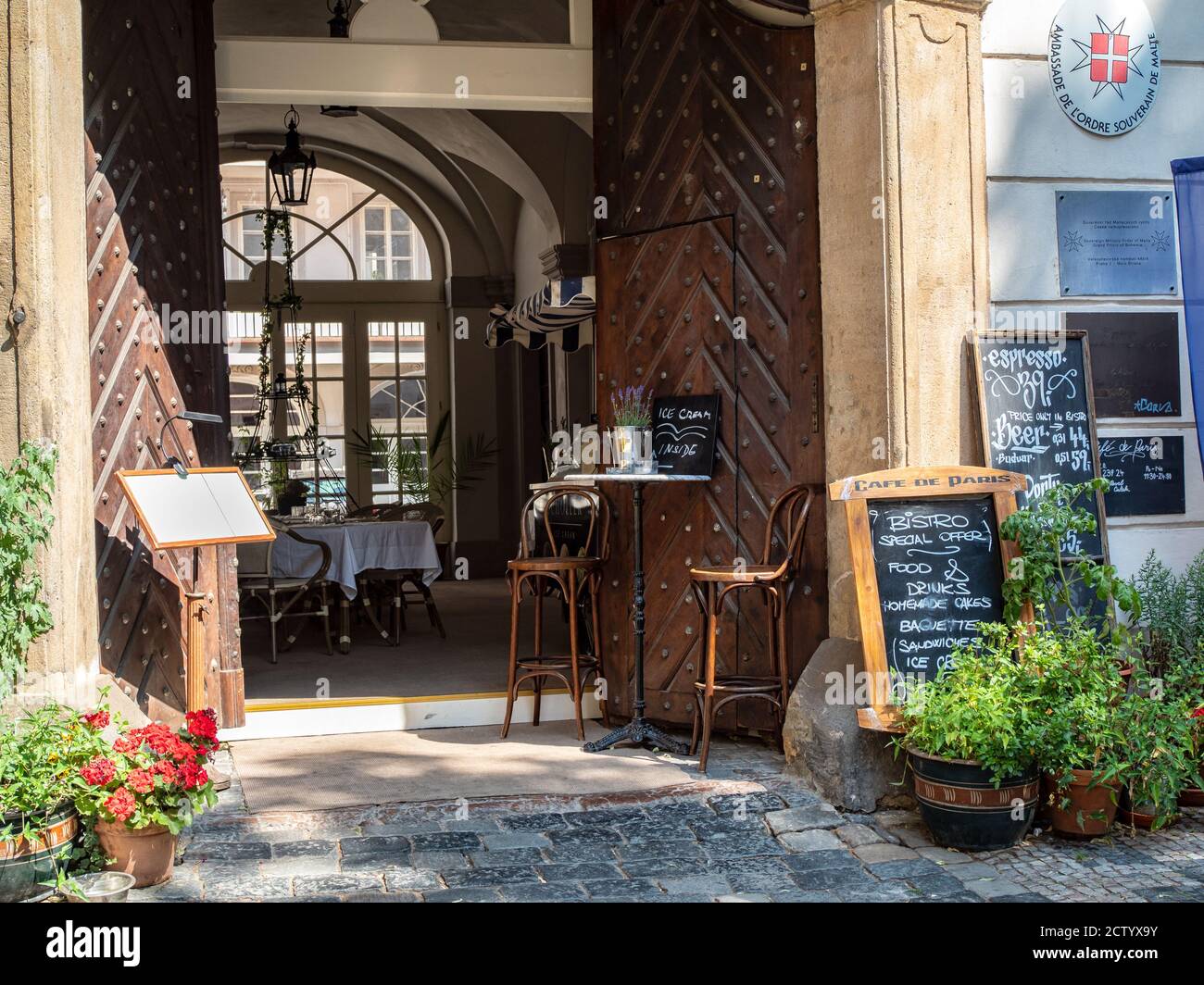 PRAGA, REPUBBLICA CECA - 18 LUGLIO 2019: Ingresso al ristorante Cafe de Paris a Mala Strana Foto Stock