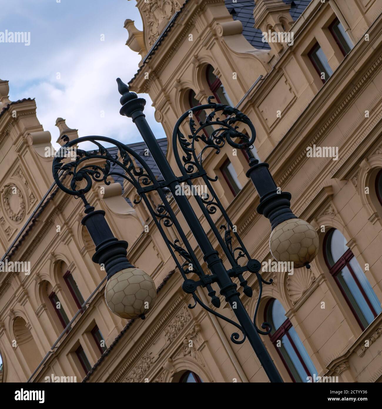 PRAGA, REPUBBLICA CECA: Lampade di strada ornate nella Città Vecchia Foto Stock