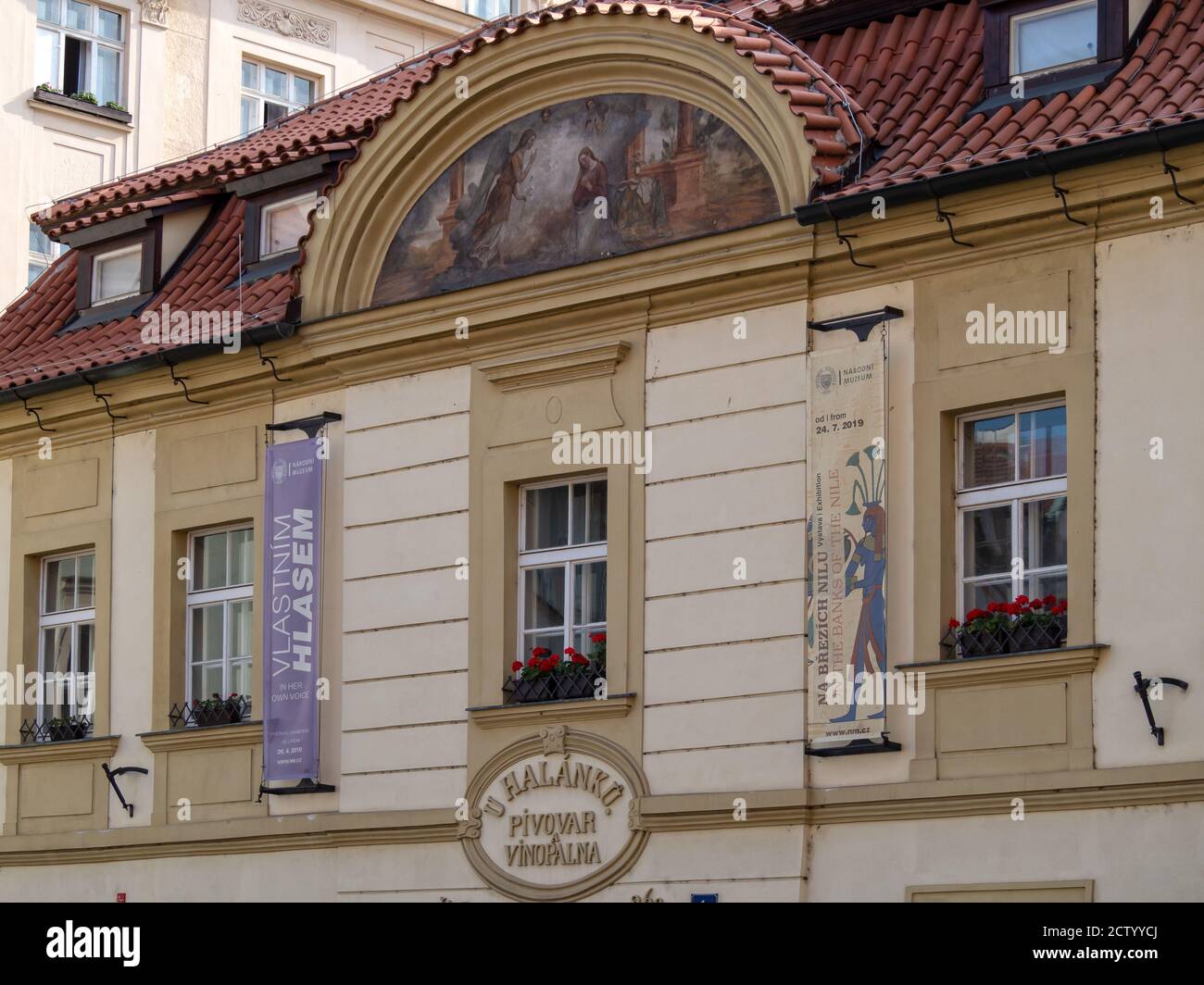PRAGA, REPUBBLICA CECA: Facciata anteriore del Museo Nazionale (Narodni muzeum) con cartello Foto Stock