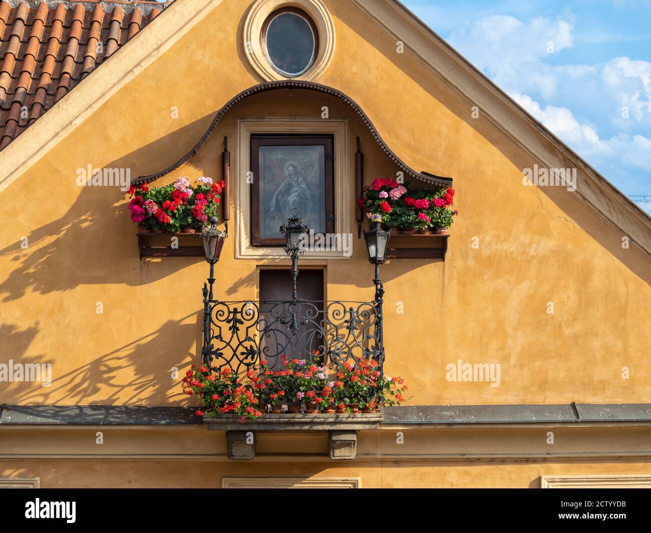 PRAGA, REPUBBLICA CECA - 18 LUGLIO 2019: Grazioso balcone con fiori nella Città Vecchia Foto Stock