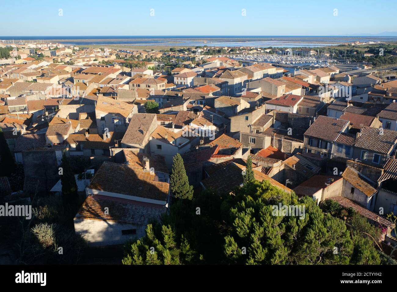 Vista panoramica dall'hil del Tour Barberousse (Redbeard Tower) Sopra le piccole case di Gruissan sulla costa mediterranea Della Francia Foto Stock