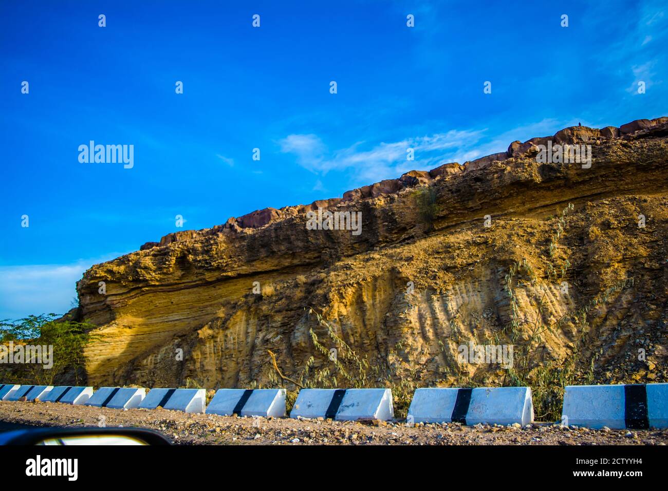 Autostrada, percorso, strada nel deserto del Rajasthan, India, strada che passa attraverso un paesaggio, Jaisalmer, Rajasthan Foto Stock