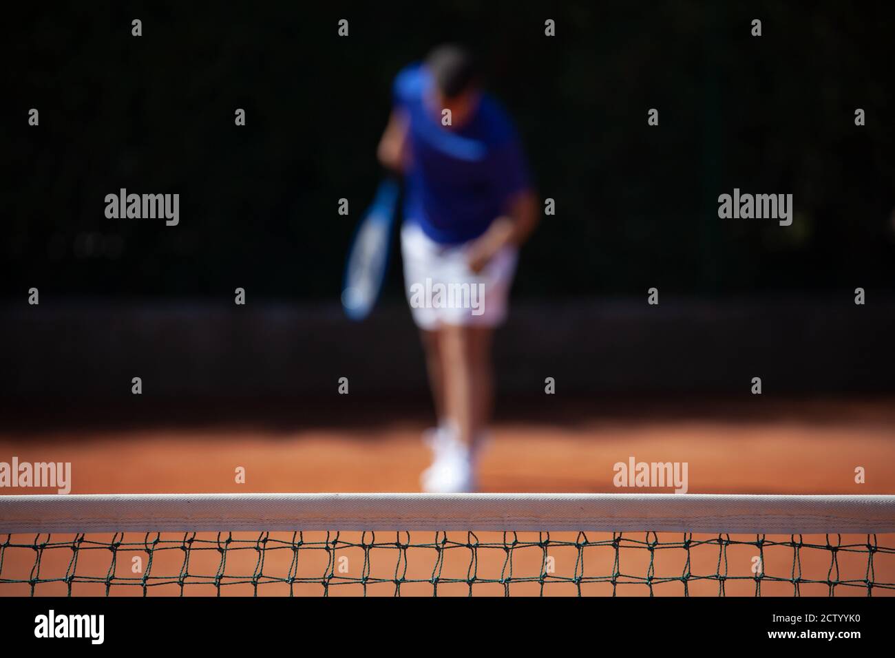 Giocatore di tennis che si prepara per il primo servizio di tiro su un campo da gioco clay Foto Stock