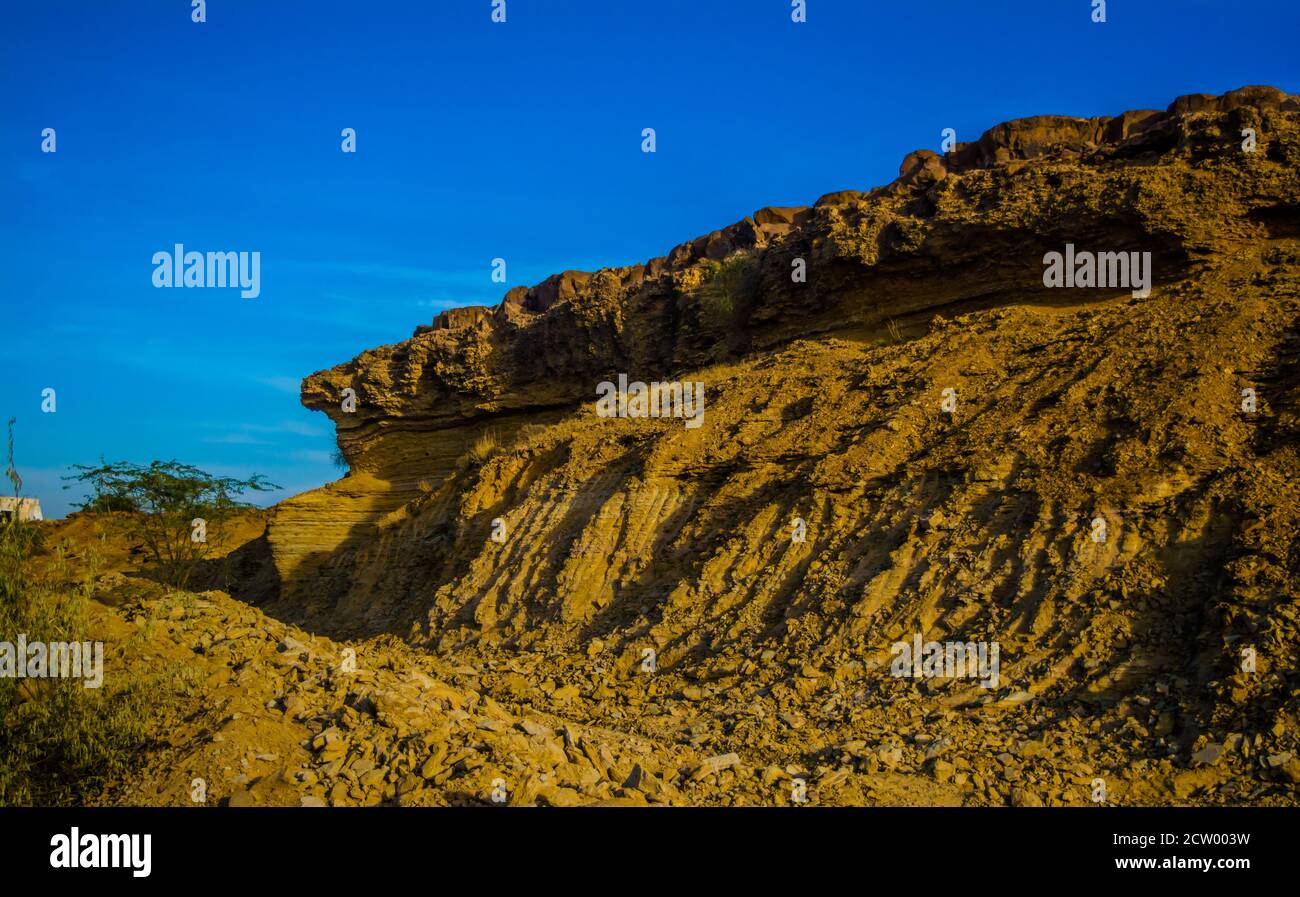 Autostrada, percorso, strada nel deserto del Rajasthan, India, strada che passa attraverso un paesaggio, Jaisalmer, Rajasthan Foto Stock