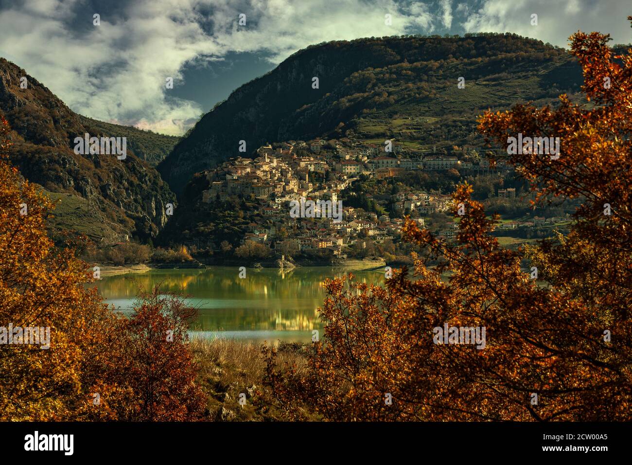 L'antico borgo di Barrea e il lago. Abruzzo, Italia, Europa Foto Stock