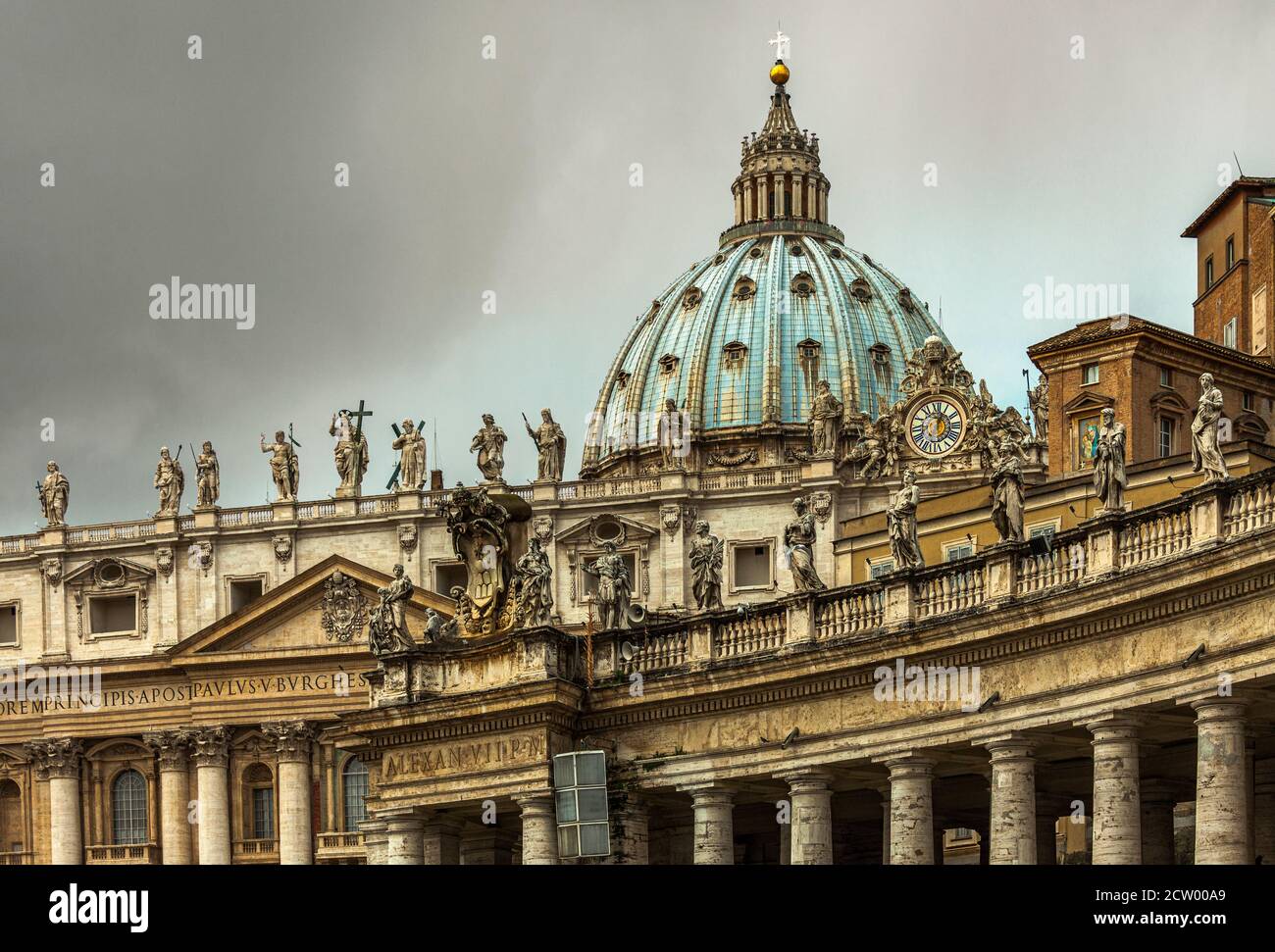 Basilica di San Pietro in un cielo nuvoloso. Città del Vaticano, Italia, Europa Foto Stock