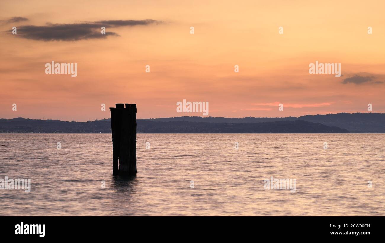 Tramonto sul Lago di Garda. Tramonto sul Lago di Garda in Italia visto dal lungomare di Sirmione.z Foto Stock