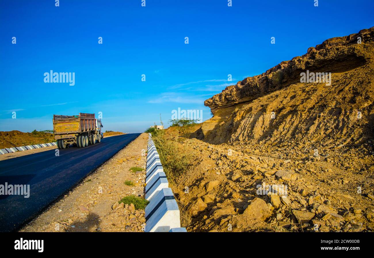 Autostrada, percorso, strada nel deserto del Rajasthan, India, strada che passa attraverso un paesaggio, Jaisalmer, Rajasthan Foto Stock