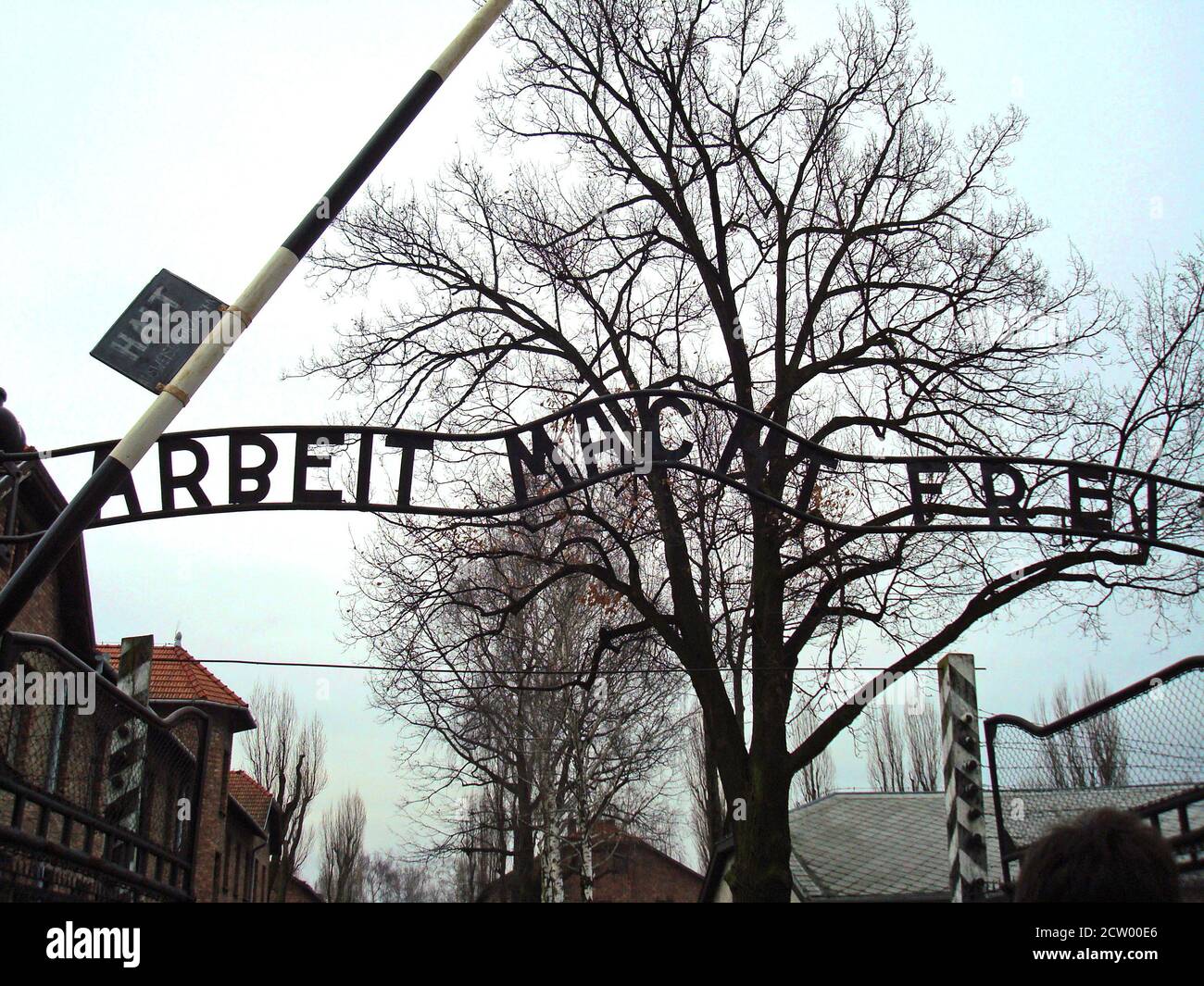 Porta d'ingresso al campo di concentramento di Auschwitz-Birkenau, con il famigerato cartello "Arbeit Macht Frei" ("il lavoro ti libera"). Un potente histori Foto Stock