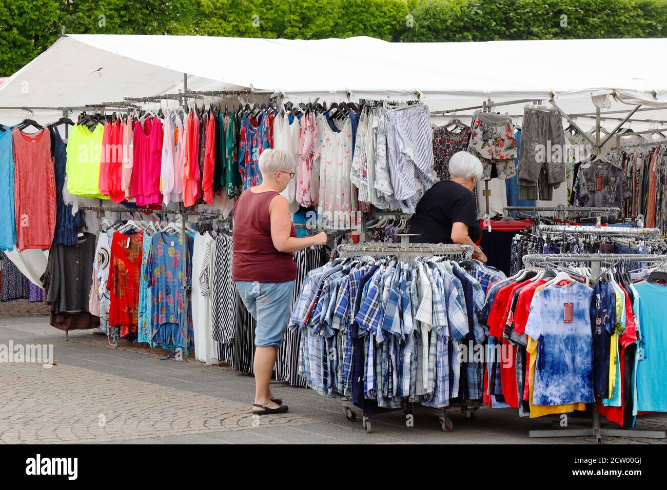 Lidkoping, Svezia - 24 giugno 2020: Due donne presso le bancarelle del mercato che vendono vestiti sulla piazza della città. Foto Stock