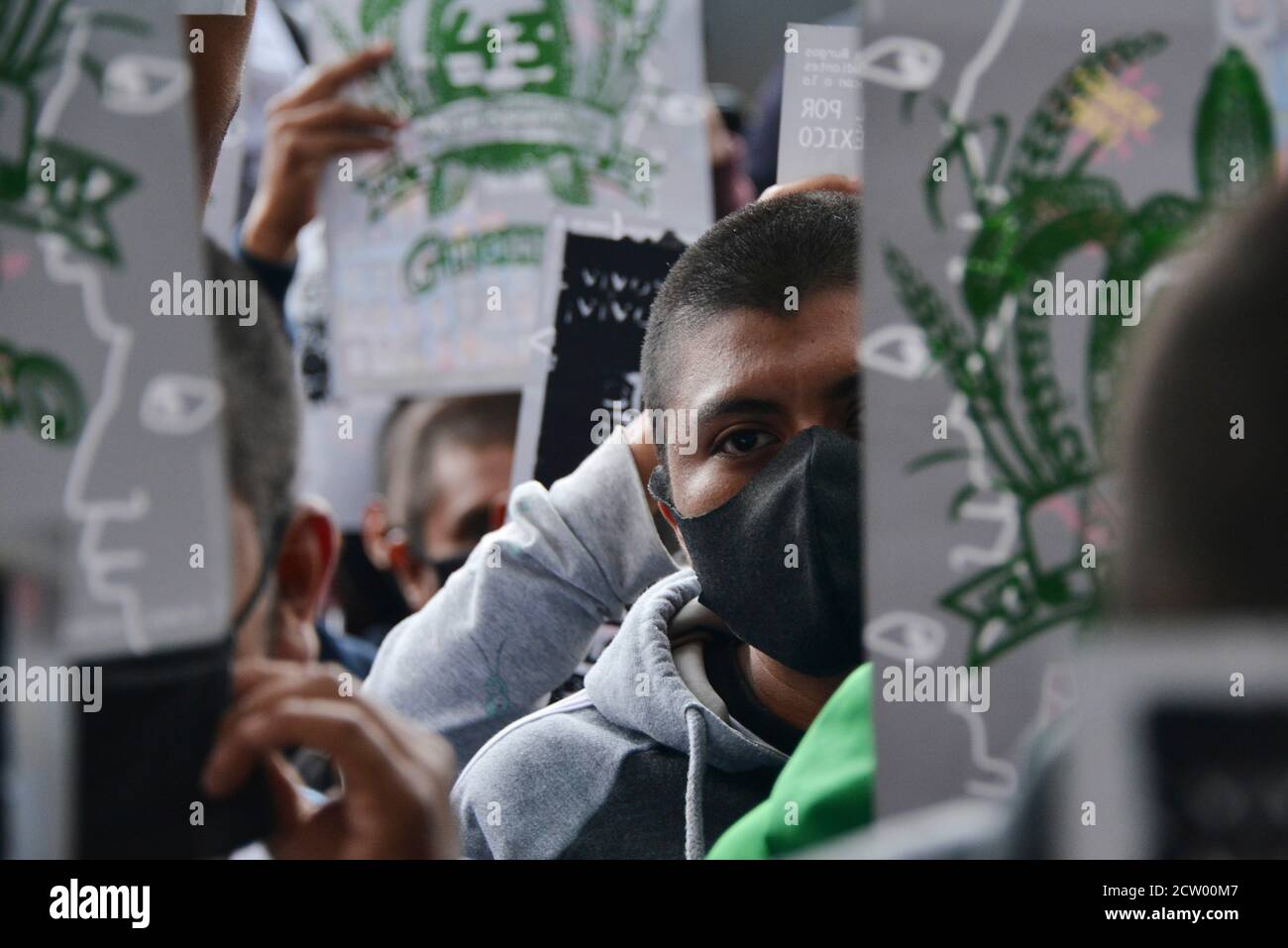 Città del Messico, Messico. 25 Settembre 2020. CITTÀ DEL MESSICO, MESSICO - 25 SETTEMBRE: Una persona si unisce ad una protesta per commemorare il 6° anniversario dei 43 studenti della scuola normale scomparsi il 26 settembre 2014. Parenti dei 43 studenti di Ayotzinapa durante una manifestazione al di fuori del Procuratore Generale della Repubblica per chiedere giustizia per i 43 studenti della Scuola normale Raul Isidro Burgos di Ayotzinapanon 25 settembre 2020 a Città del Messico, Messico. Credit: Carlos Tischler/Eyepix Group/The Photo Access Credit: The Photo Access/Alamy Live News Foto Stock