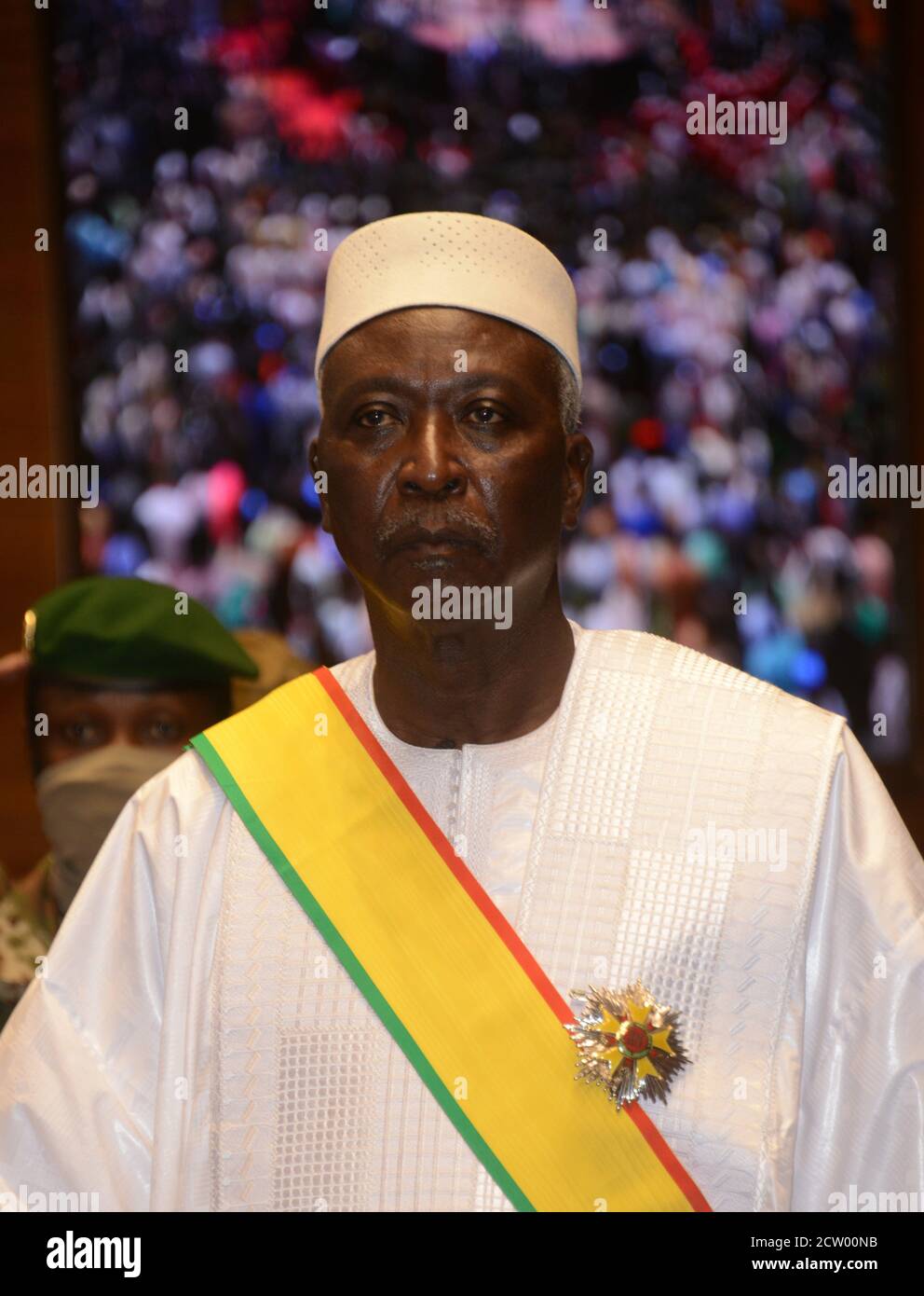 (200926) -- BAMAKO, 26 settembre 2020 (Xinhua) -- Bah N'daw è giurato come presidente di transizione del Mali a Bamako, Mali, 25 settembre 2020. Il presidente di transizione del Mali Bah N'daw e il vice presidente del colonnello Assimi Goita sono stati giurati venerdì a seguito di un mutinismo militare in agosto. (Foto di Habib Kouyate/Xinhua) Foto Stock