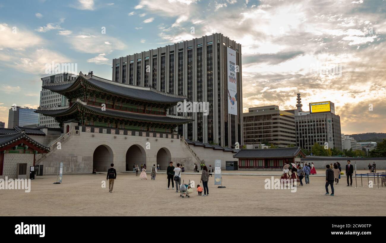 Seoul, Corea del Sud - 19 Ottobre 2017: All'interno della porta di Gwanghwamun al Palazzo di Gyeongbokgung al tramonto, Seoul, Corea del Sud Foto Stock