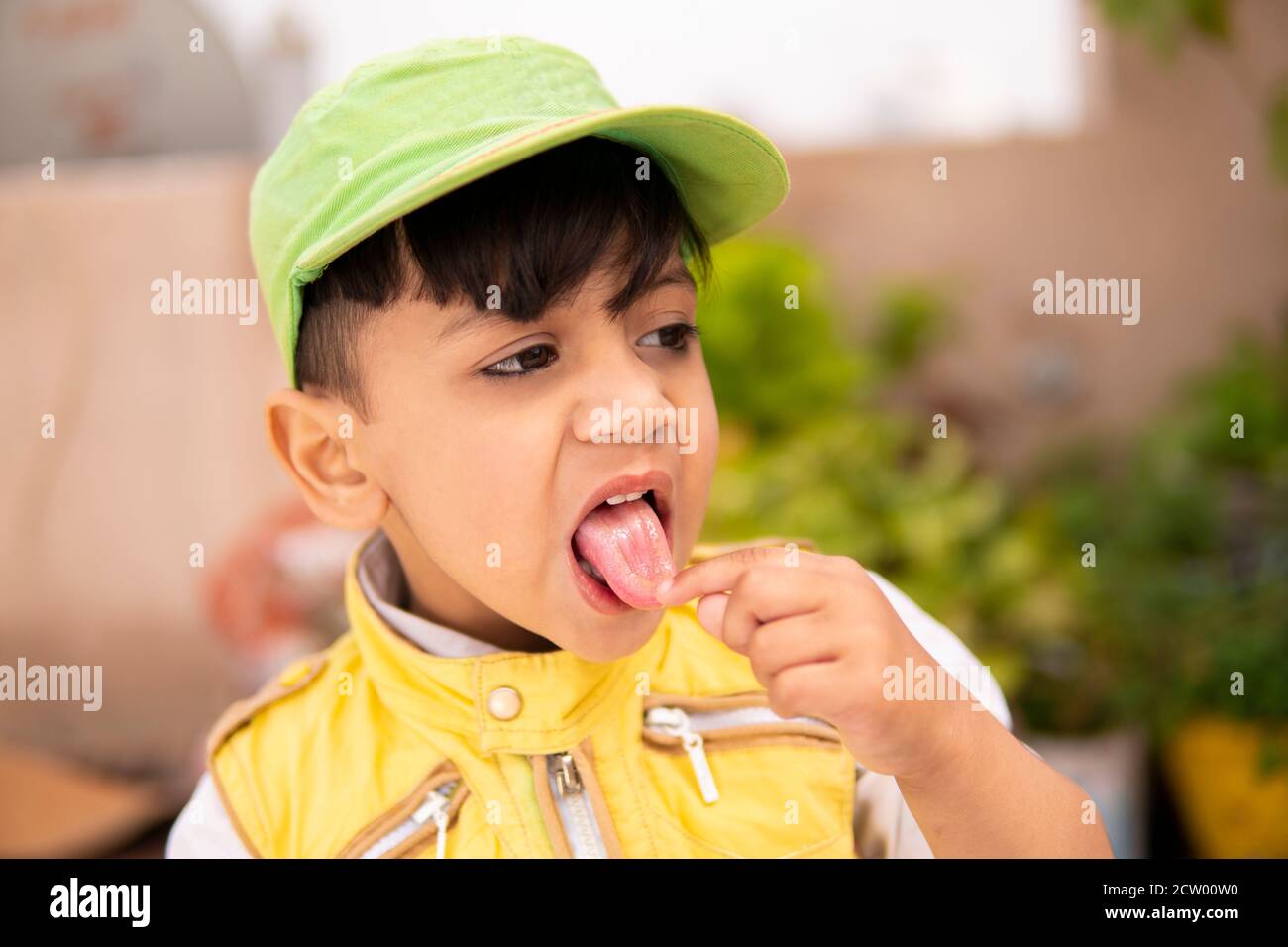 Taglia il ragazzino che si diverte, attaccando la lingua e rendendo divertente. Foto Stock