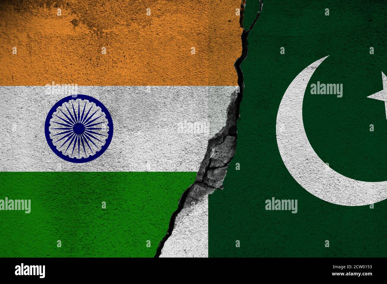 Concetto del conflitto tra India e Pakistan con dipinto Bandiere su un muro e una rastrelliera tra loro Foto Stock