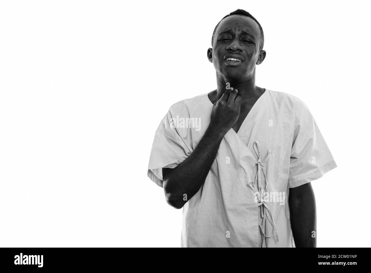 Studio shot del giovane africano nero uomo paziente avente il mal di gola Foto Stock