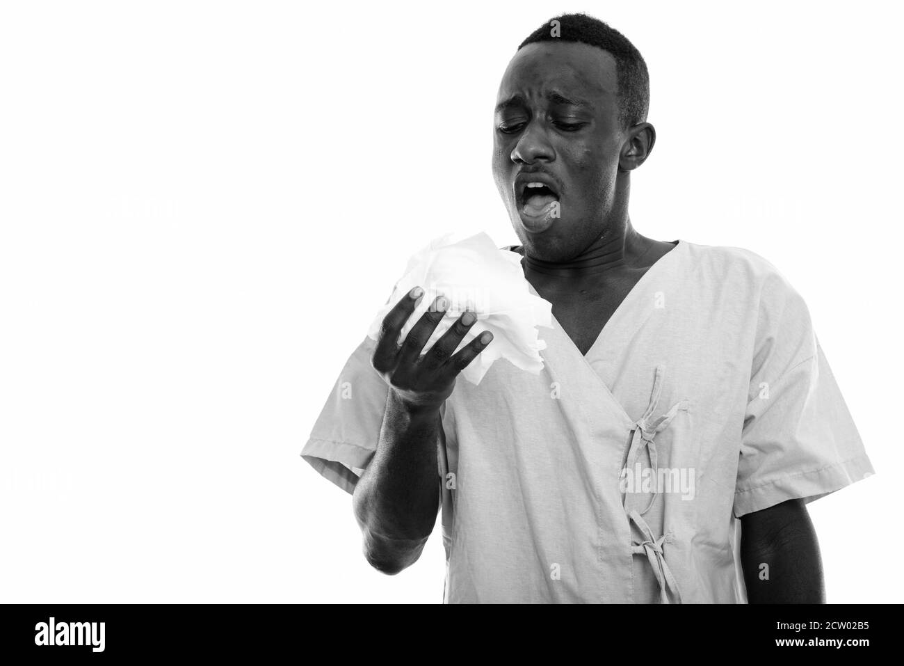 Studio shot del giovane africano nero uomo paziente tossisce su tessuti Foto Stock