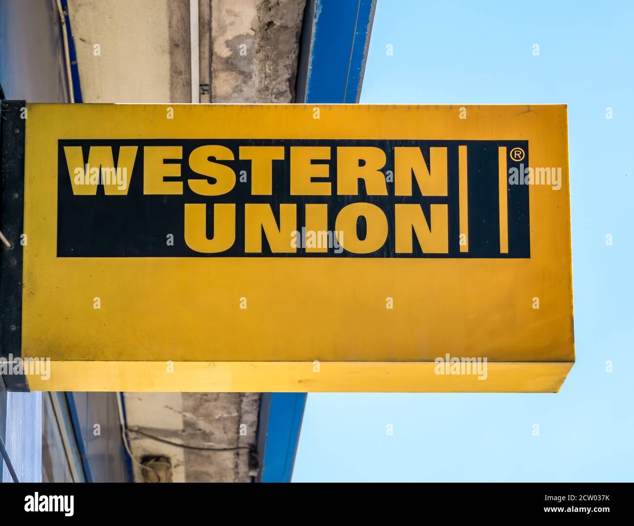 Bucarest/Romania - 09.06.2020: Filiale del trasferimento di denaro Western Union a Bucarest. Firma e logo Western Union. Foto Stock