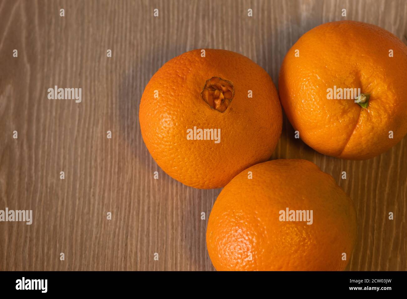 Frutta fresca d'arancia con vitamina C per la salute e per combattere virus come covid19 Foto Stock