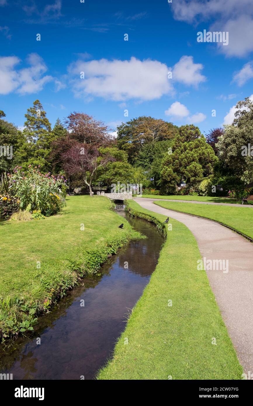 Un piccolo fiume che scorre attraverso i giardini paesaggistici comunali di Trenance a Newquay in Cornovaglia. Foto Stock