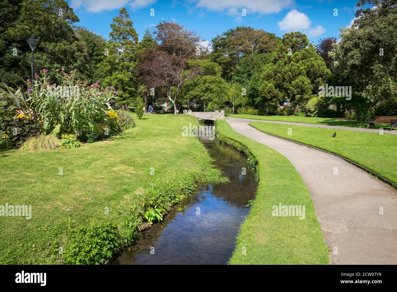 Un piccolo fiume che scorre attraverso i giardini paesaggistici comunali di Trenance a Newquay in Cornovaglia. Foto Stock