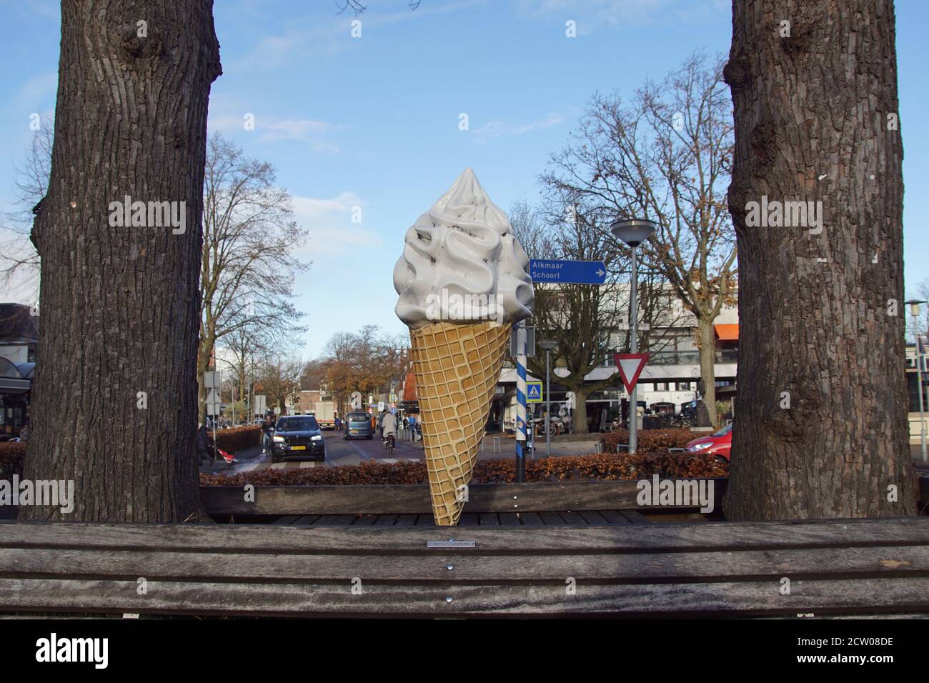 Grande cono gelato come pubblicità per una gelateria in autunno. Bergen, Paesi Bassi, novembre Foto Stock