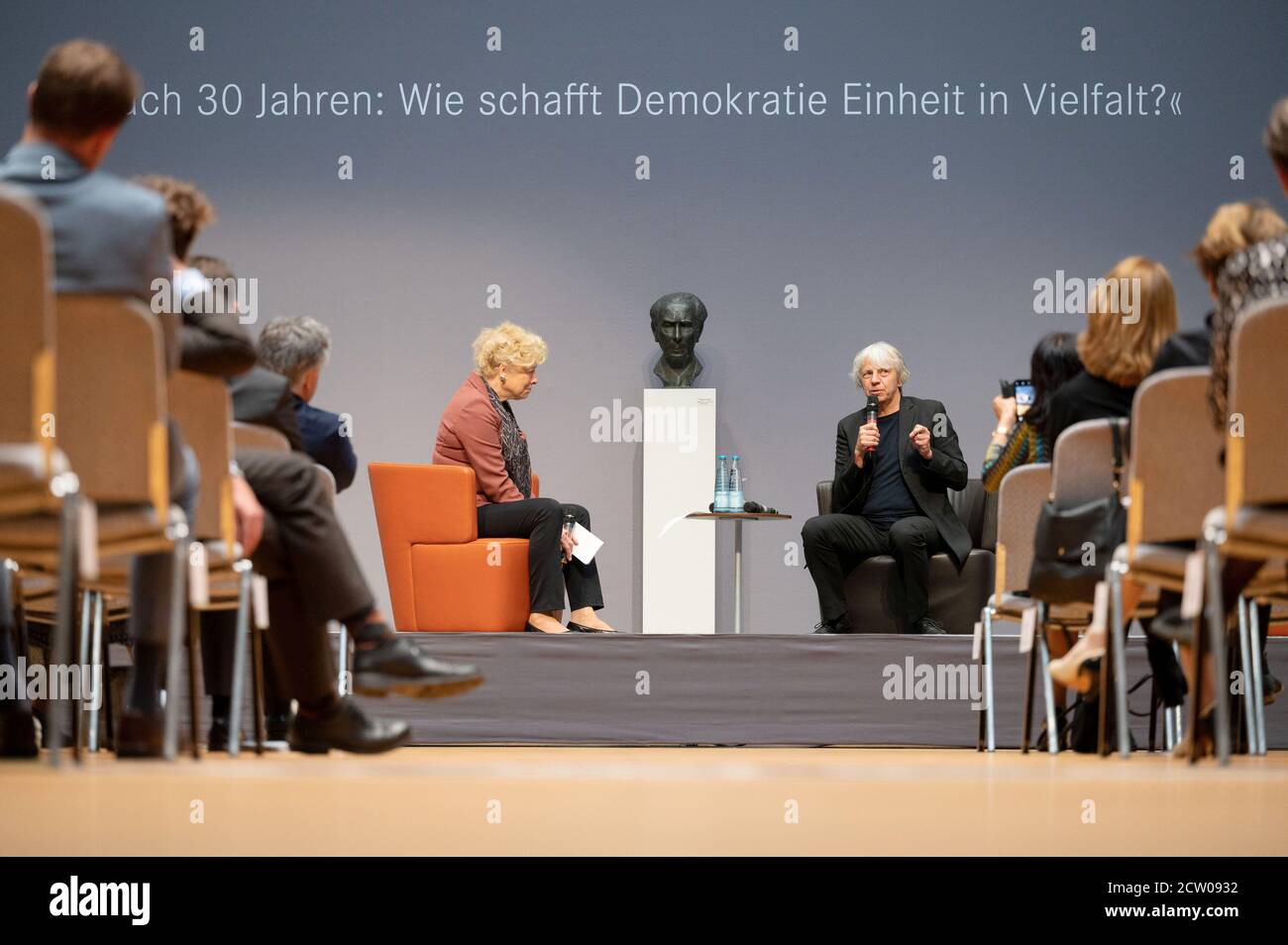 Stoccarda, Germania. 26 Settembre 2020. Andreas Dresen (r), regista, e Gesine Schwan (SPD), presidente del consiglio di amministrazione della Fondazione Theodor Heuss, partecipano alla premiazione del 55° Premio Theodor Heuss, con un busto di Theodor Heuss al centro. Dresen ha ricevuto il premio per il suo lavoro artistico, che racconta storie dalla Germania orientale per un pubblico interamente tedesco. Credit: Marijan Murat/dpa/Alamy Live News Foto Stock