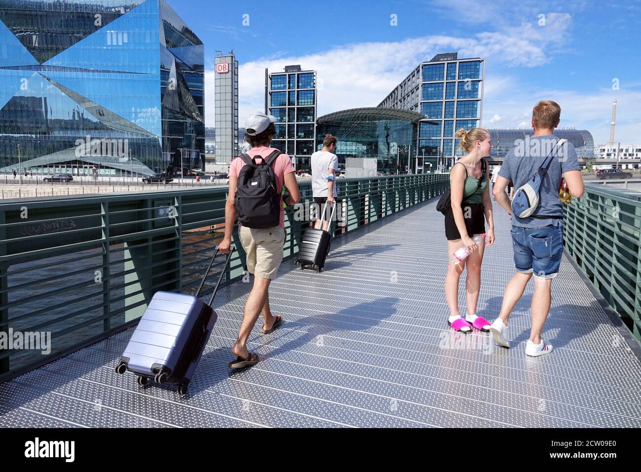 Turisti berlinesi sul ponte Gustav Heinemann presso la stazione ferroviaria principale Berlino Germania Foto Stock