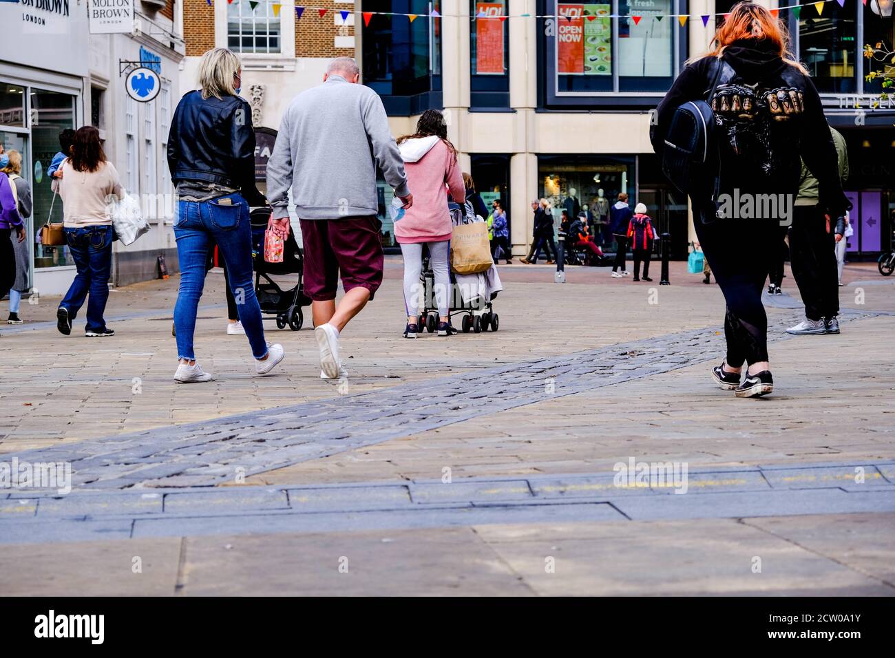 Gruppi di persone e studenti a piedi su High Street, COVID-19 Coronavirus Pandemic Foto Stock