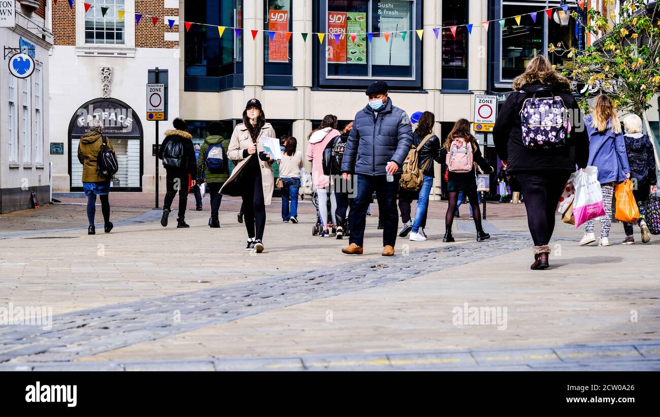 Gruppi di persone e studenti a piedi su High Street, COVID-19 Coronavirus Pandemic Foto Stock