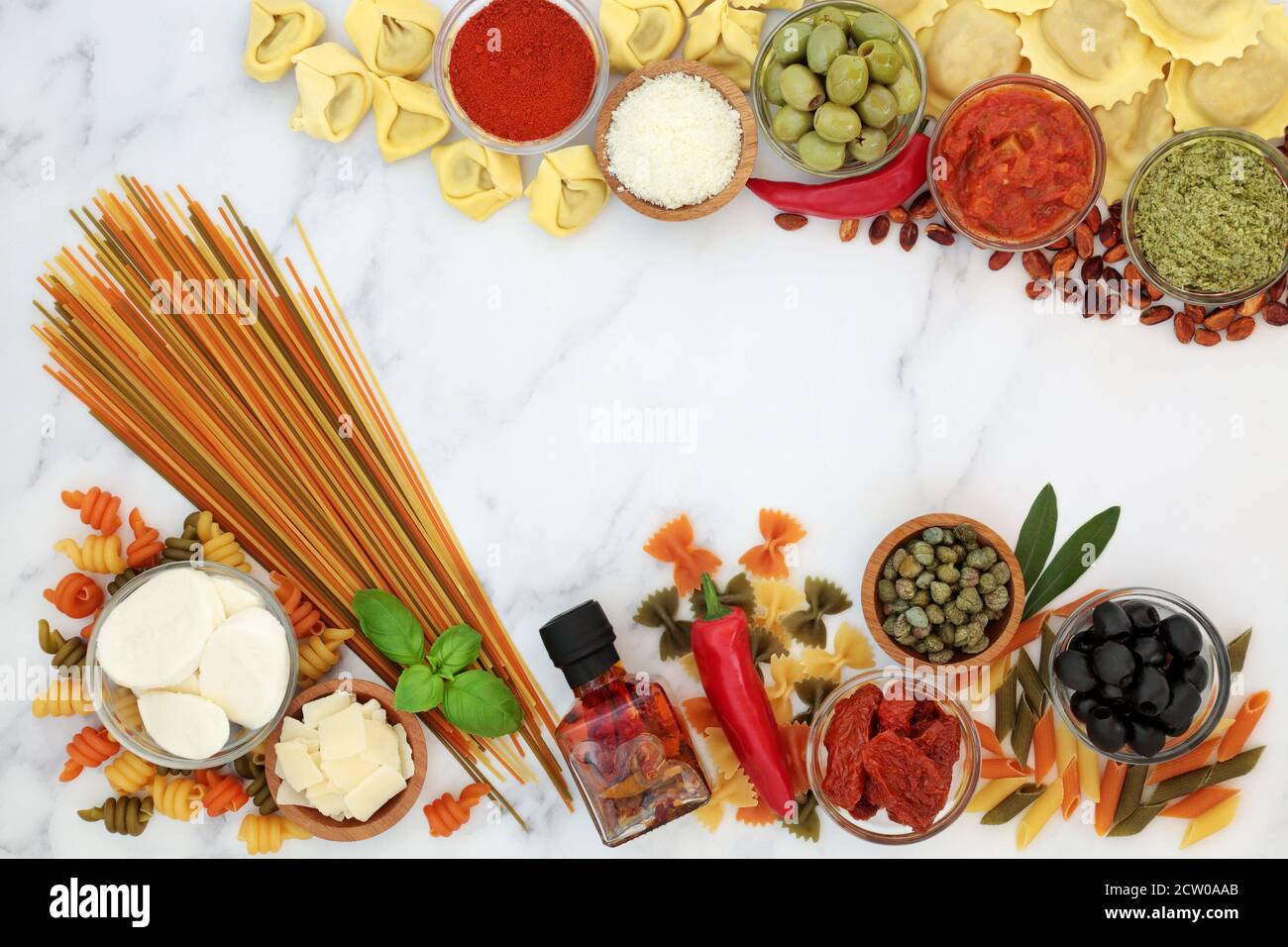 La collezione di cibi sani vegetariani italiani confina con la selezione di pasta, verdure, salse, olio d'oliva e formaggi. Alto in antiossidanti, antocianine, fi Foto Stock