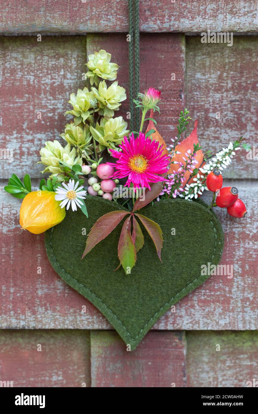 cuore pieno di fiori d'autunno come decorazione romantica Foto Stock