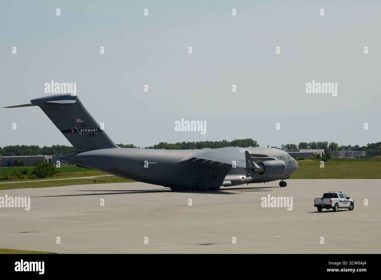 Un Globemaster dell'Aeronautica militare C-17 degli Stati Uniti dalla 105a Air Wing della New York Air National Guard arriva alla Sioux City, Iowa Air National Guard il 13 settembre 2020. Il C-17 trasporta aerei e carichi dalla 185a Ala di rifornimento dell'aria di Sioux City come parte di un esercizio di formazione sulla mobilità durante il fine settimana di formazione dell'unità di settembre. U.S. Air National Guard foto di Senior Master Sgt. Vincent De Groot Foto Stock