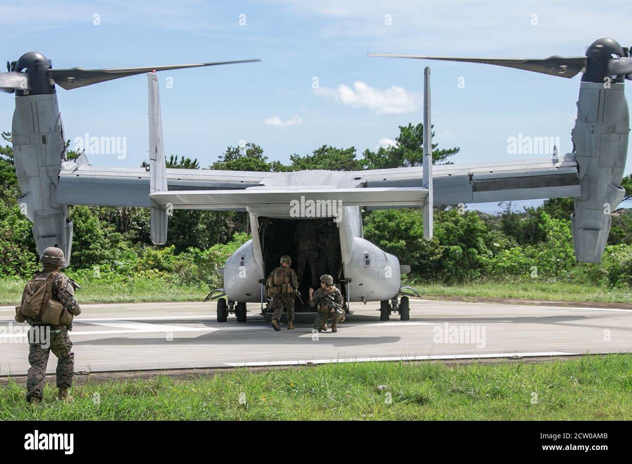 OKINAWA, Giappone (settembre 15, 2020) Marines con Battaglione Landing Team, 2° Battaglione, 4° Marines, 31° Marine Expeditionary Unit (MEU), sali a bordo di un MV-22B Osprey con Marine Medium Tiltrotor Squadron 262 (rinforzato), 31° MEU, durante una missione simulata di recupero tattico di velivoli e personale (TRAPPOLA) da nave d'assalto anfibia USS America (LHA 6). LA TRAPPOLA è la capacità di condurre il salvataggio e il recupero via terra del personale e delle attrezzature degli aerei abbattuti, e di fornire un supporto avanzato per la vita dei traumi in un ambiente benigno o ostile. America, ammiraglia di America Amphibious Ready Group (ARG), 31 Foto Stock