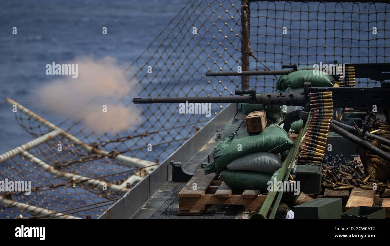 MARE DELLA CINA ORIENTALE (SETTEMBRE 21, 2020) UNA mitragliatrice browning di calibro M2 .50 viene sparata durante un equipaggio servì armi sparate a bordo della nave da sbarco USS Germantown (LSD 42). Germantown, parte di Expeditionary Strike Group Seven (ESG 7), insieme al 31° MEU, opera nell'area di responsabilità della settima flotta statunitense per migliorare l'interoperabilità con alleati e partner e fungere da forza di risposta pronta per difendere la pace e la stabilità nella regione dell'Indo-Pacifico. (STATI UNITI Corpo marino foto di Sgt. Danny Gonzalez) Foto Stock