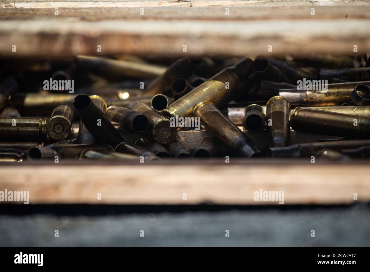 MARE DELLA CINA ORIENTALE (SETTEMBRE 21, 2020) .50-caliber shell involucri sono raccolti sotto un pallet di legno durante un equipaggio servito armi sparare a bordo nave di atterraggio molo USS Germantown (LSD 42). Germantown, parte di Expeditionary Strike Group Seven (ESG 7), insieme al 31° MEU, opera nell'area di responsabilità della settima flotta statunitense per migliorare l'interoperabilità con alleati e partner e fungere da forza di risposta pronta per difendere la pace e la stabilità nella regione dell'Indo-Pacifico. (STATI UNITI Corpo marino foto di Sgt. Danny Gonzalez) Foto Stock