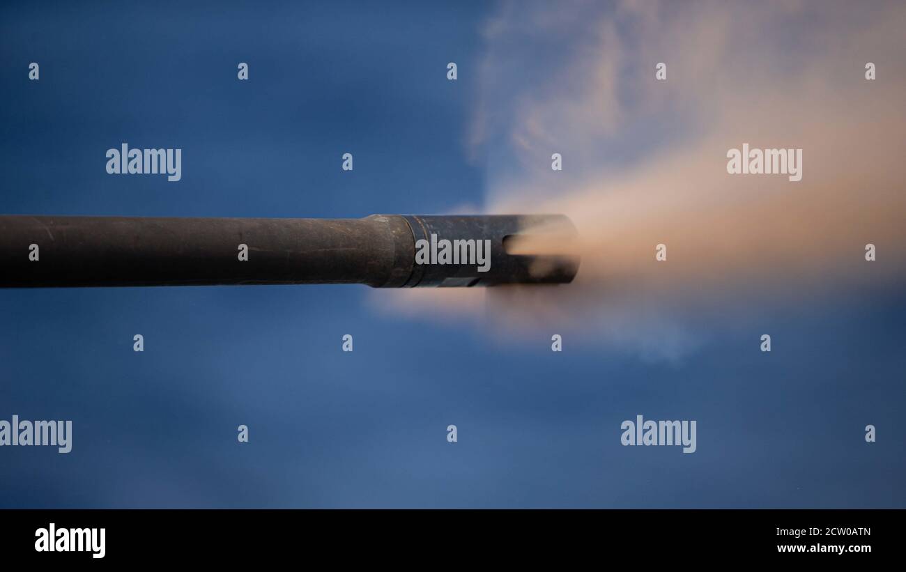 MARE DELLA CINA ORIENTALE (SETTEMBRE 21, 2020) UNA mitragliatrice browning di calibro M2 .50 viene sparata durante un equipaggio servì armi sparate a bordo della nave da sbarco USS Germantown (LSD 42). Germantown, parte di Expeditionary Strike Group Seven (ESG 7), insieme al 31° MEU, opera nell'area di responsabilità della settima flotta statunitense per migliorare l'interoperabilità con alleati e partner e fungere da forza di risposta pronta per difendere la pace e la stabilità nella regione dell'Indo-Pacifico. (STATI UNITI Corpo marino foto di Sgt. Danny Gonzalez) Foto Stock