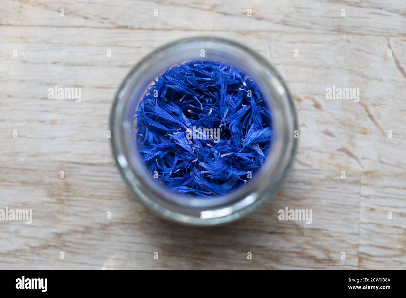 Petali secchi di Cornflower (Centaurea cyanus) che possono essere utilizzati come guarnitura per insalate, torte e molto altro. Foto Stock