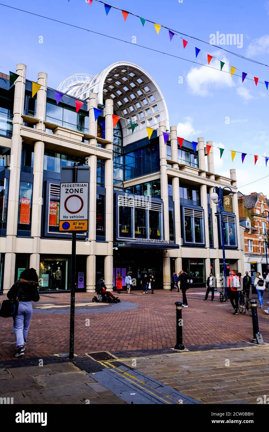 Bentall Centre Kingston, Londra, ha ridotto gli acquirenti a causa del COVID-19 in tempi di negoziazione difficili Foto Stock