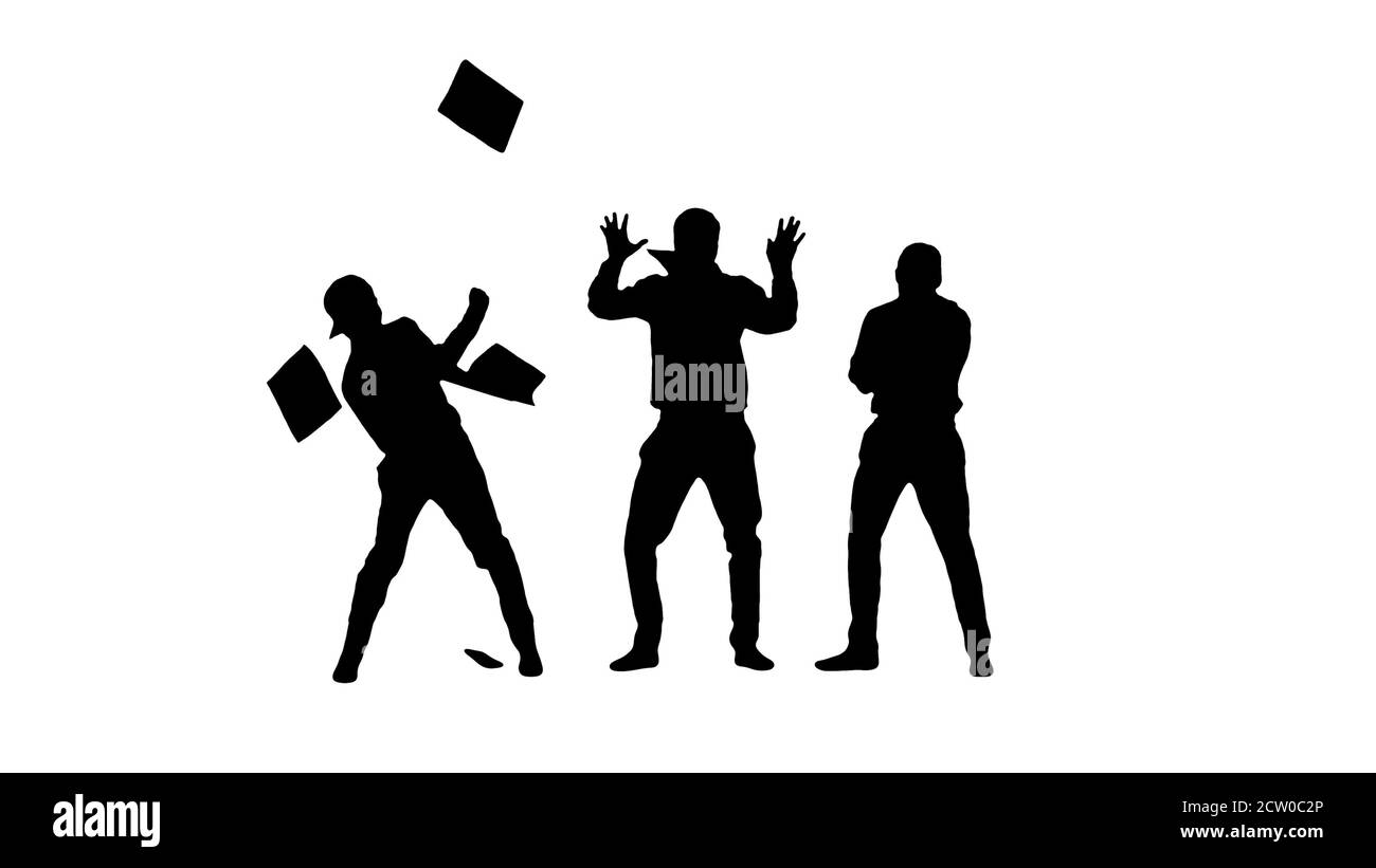 Silhouette tre ragazzi gettando documenti in aria e iniziando Foto Stock