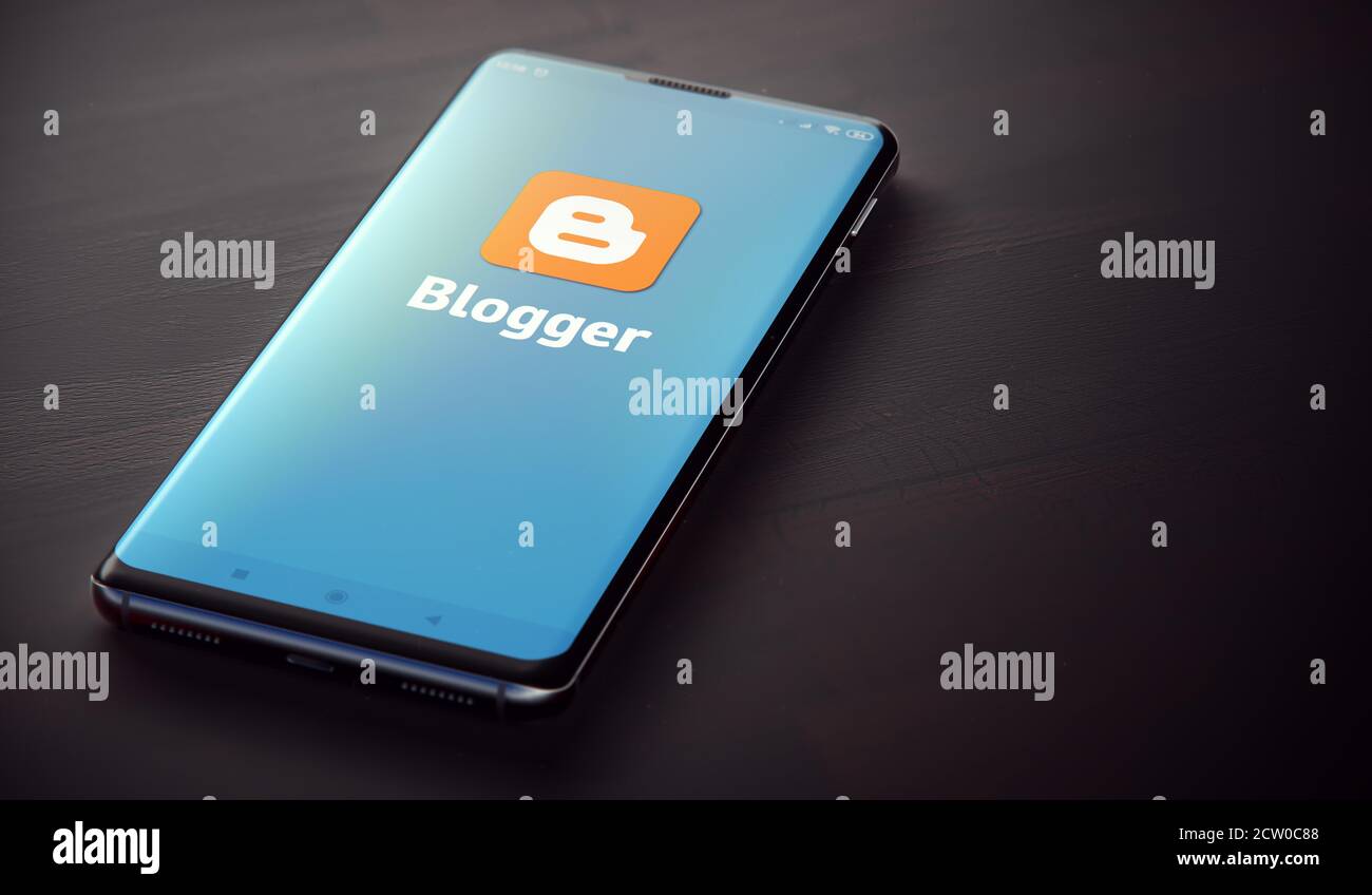 KIEV, UCRAINA-GIUGNO, 2020: Blogger applicazione mobile sullo schermo dello smartphone. Primo piano Studio Shot dello smartphone con Blogger Application. Foto Stock