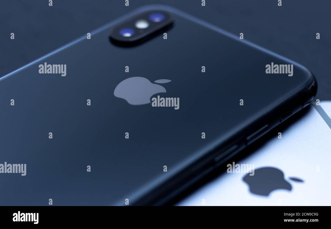 GERMANIA, HAMM, 20.02.2020: Logo iPhone X nero, pannello posteriore con logo. Foto Stock
