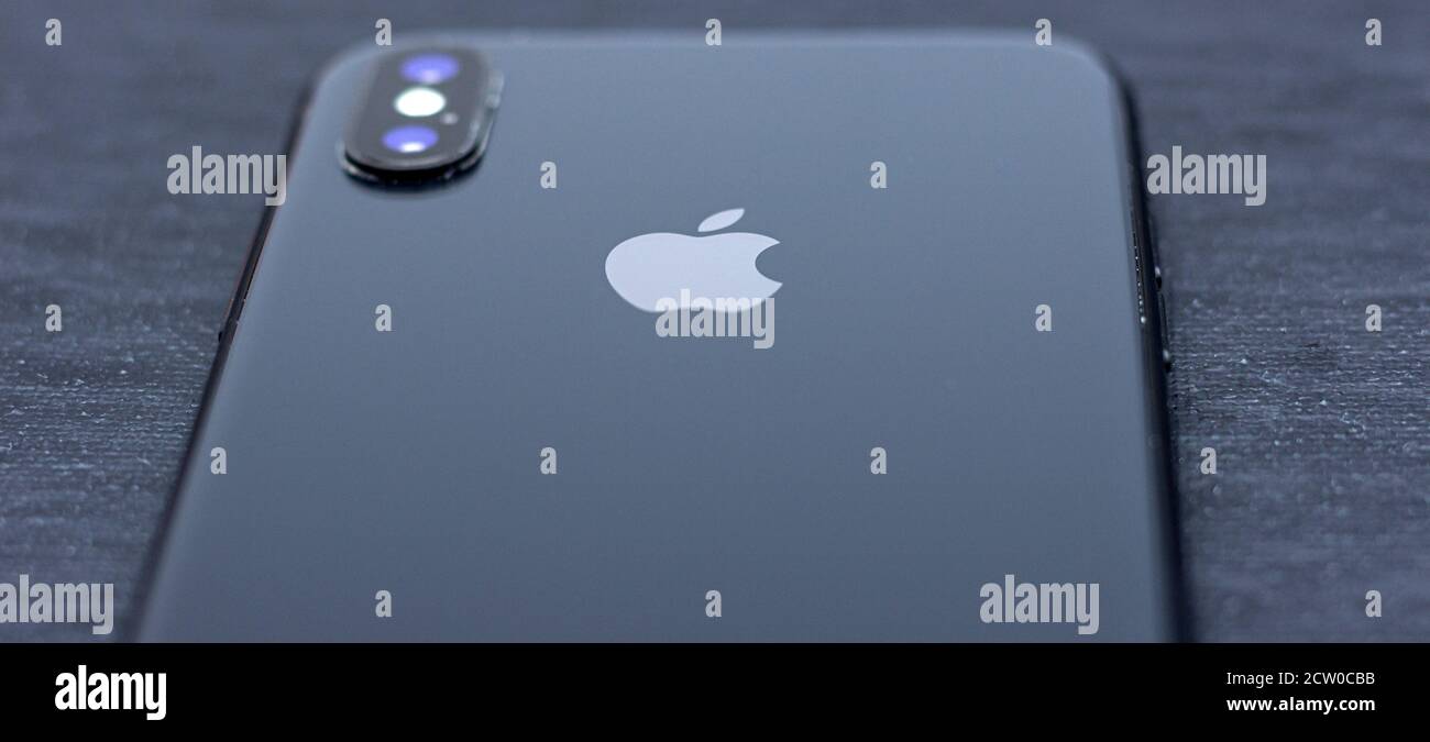 GERMANIA, HAMM, 20.02.2020: Logo iPhone X nero, pannello posteriore con logo. Foto Stock