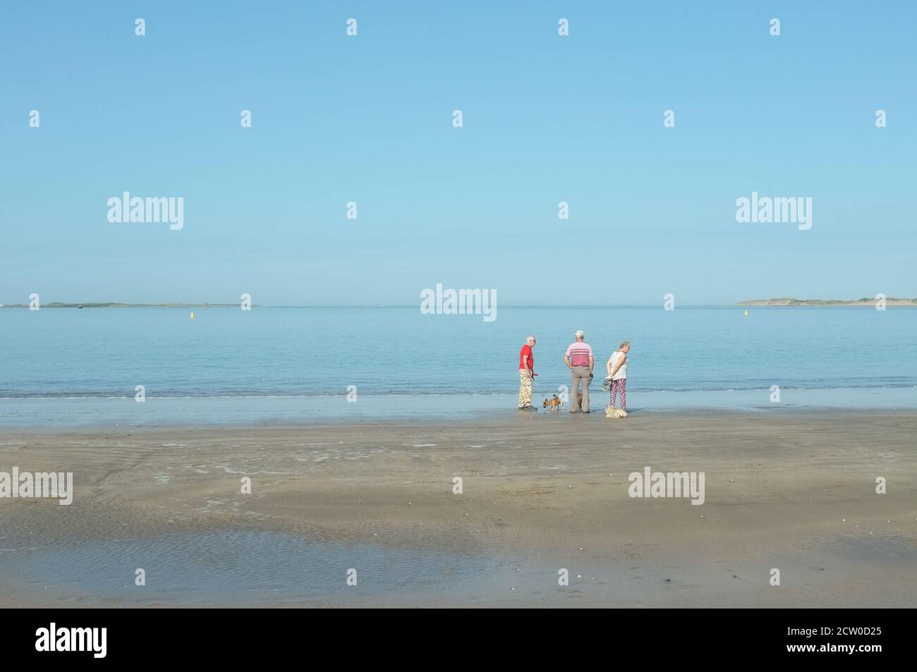3 persone su una spiaggia deserta Foto Stock