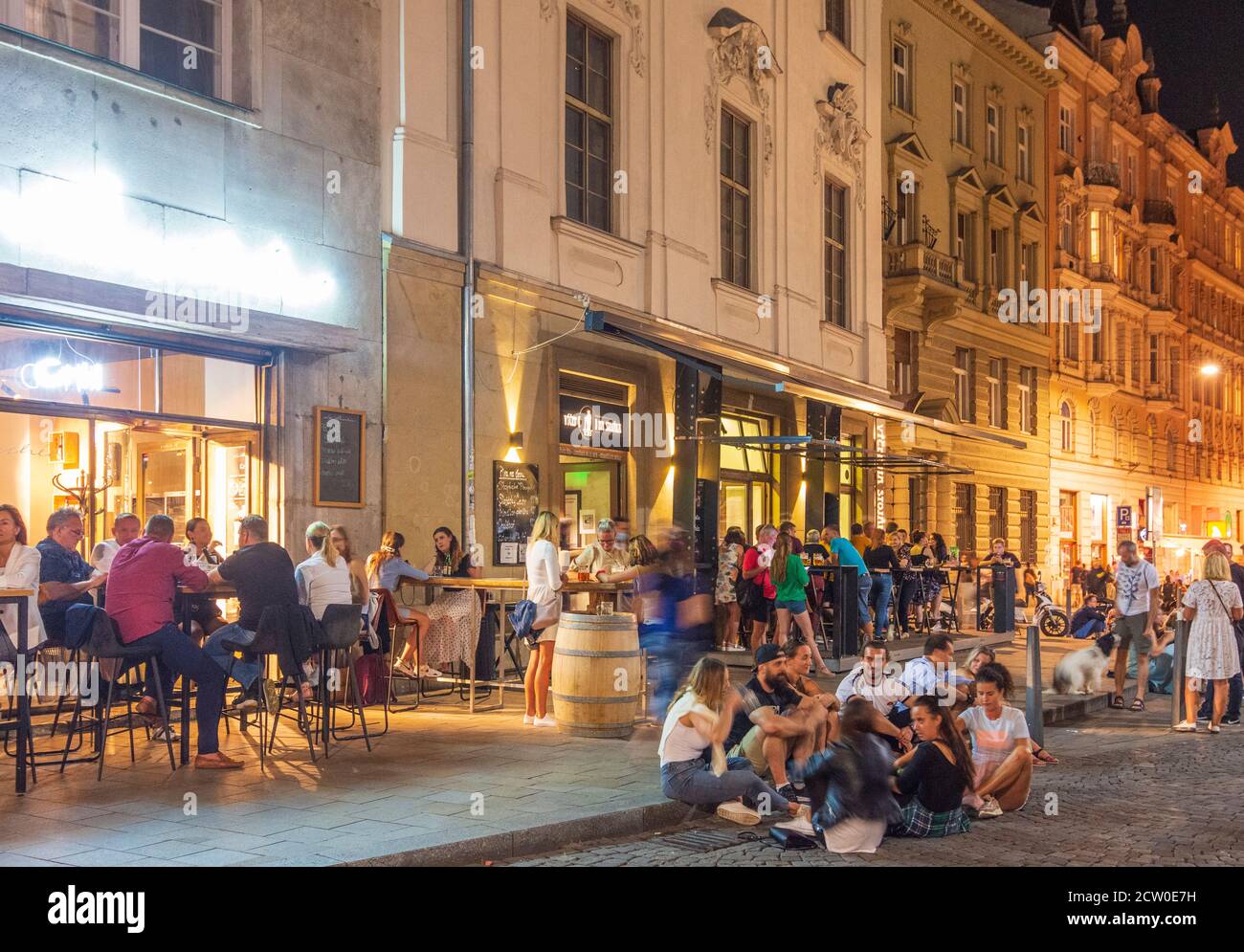 Brno (Brünn): Ristorante all'aperto in via Behounska, persone che si trovano in strada nella Città Vecchia, Jihomoravsky, Südmähren, Moravia del Sud, ceco Foto Stock