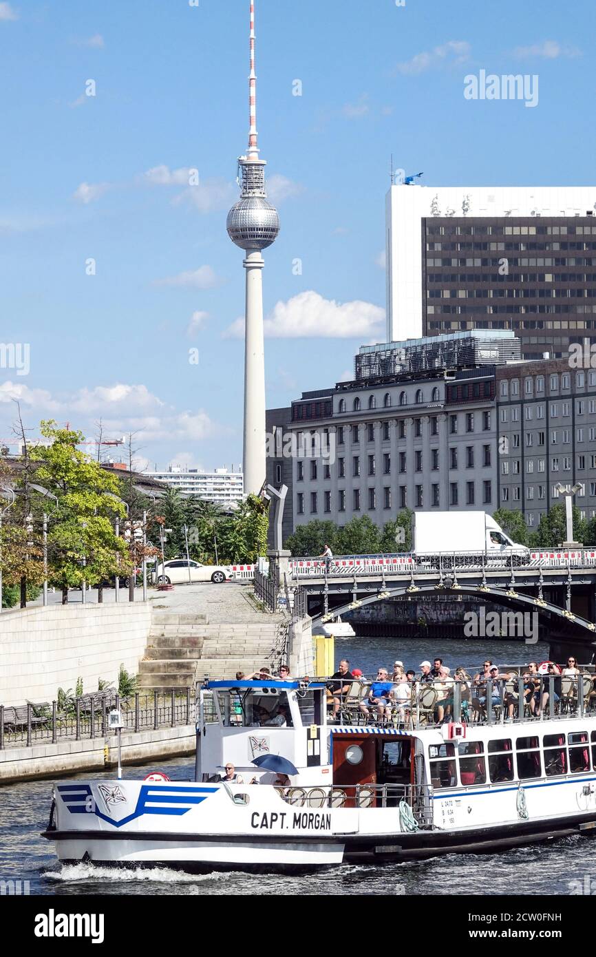 Tour in barca sul fiume Berlin Sprea per turisti di Berlino Foto Stock