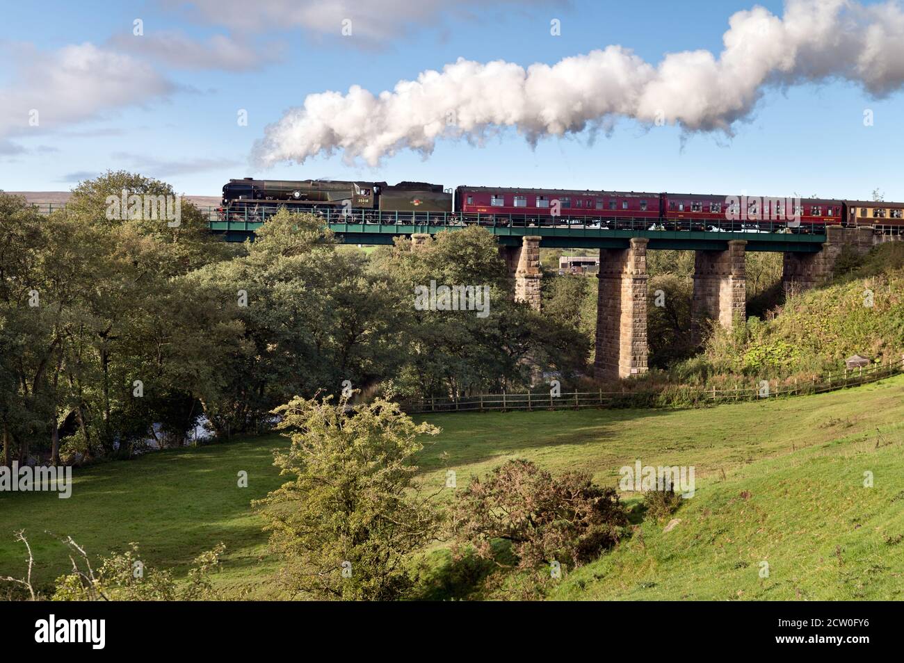Clapham, North Yorkshire, Regno Unito. 26 settembre 2020. Locomotiva a vapore "British India Line" con il treno "Spirit of the Lakes" di Lune Rivers Trust a Clapham Viaduct, North Yorkshire. Il treno effettuava una gita di un giorno da Carnforth a Scarborough e ritornava. Credit: John Bentley/Alamy Live News Foto Stock