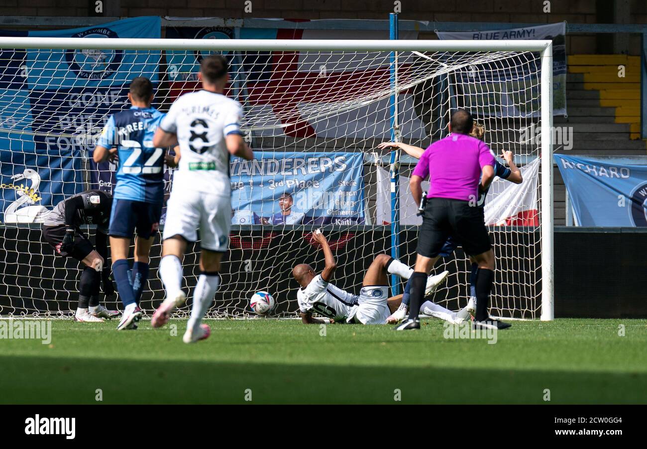 High Wycombe, Regno Unito. 26 Settembre 2020. Andre Ayew di Swansea City segna il primo gol durante la partita del campionato Sky Bet tra Wycombe Wanderers e Swansea City ad Adams Park, High Wycombe, Inghilterra, il 26 settembre 2020. Foto di Liam McAvoy. Credit: Prime Media Images/Alamy Live News Foto Stock