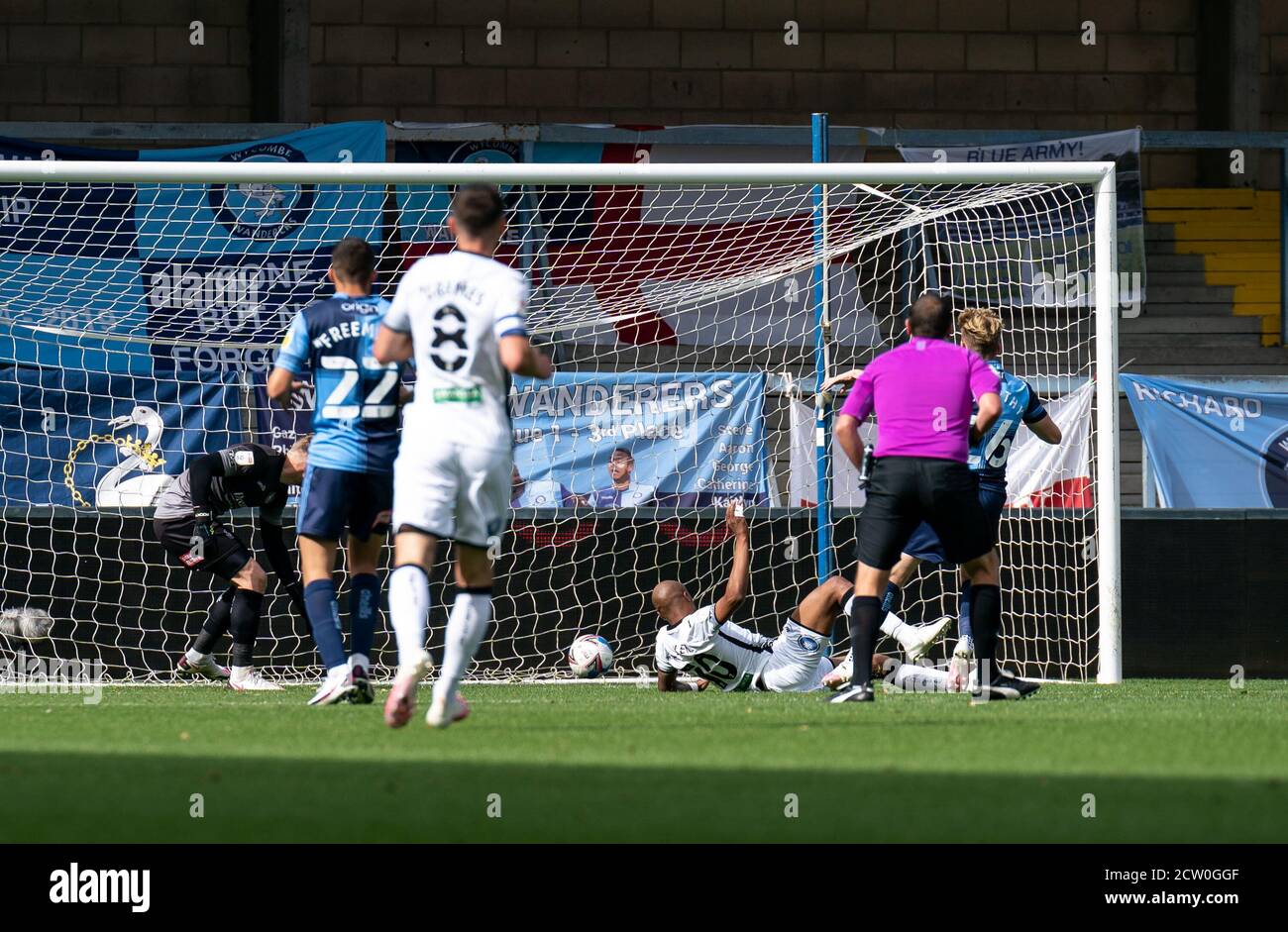 High Wycombe, Regno Unito. 26 Settembre 2020. Andre Ayew di Swansea City segna il primo gol durante la partita del campionato Sky Bet tra Wycombe Wanderers e Swansea City ad Adams Park, High Wycombe, Inghilterra, il 26 settembre 2020. Foto di Liam McAvoy. Credit: Prime Media Images/Alamy Live News Foto Stock