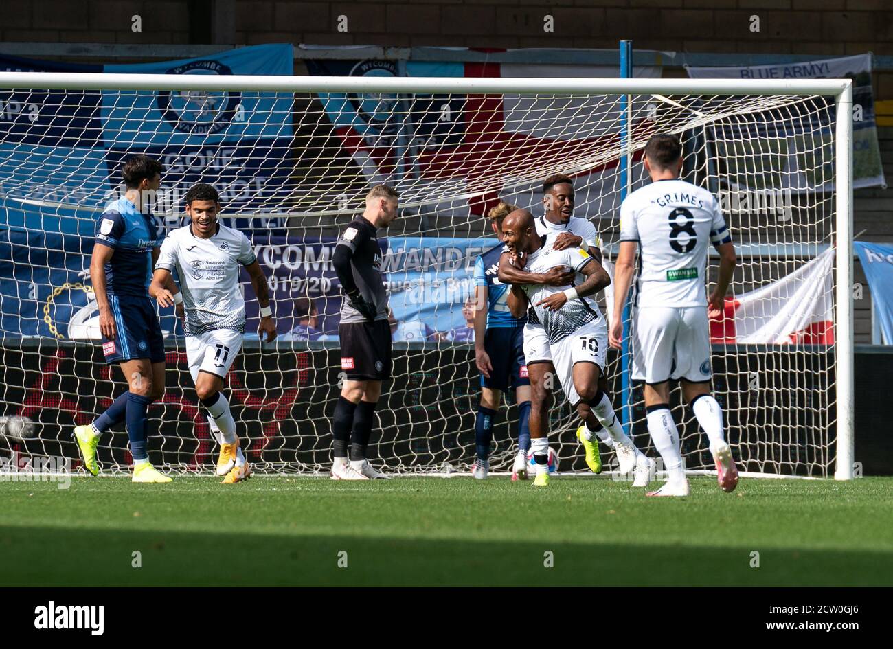 High Wycombe, Regno Unito. 26 Settembre 2020. Andre Ayew di Swansea City festeggia il primo gol durante la partita del campionato Sky Bet tra Wycombe Wanderers e Swansea City ad Adams Park, High Wycombe, Inghilterra, il 26 settembre 2020. Foto di Liam McAvoy. Credit: Prime Media Images/Alamy Live News Foto Stock